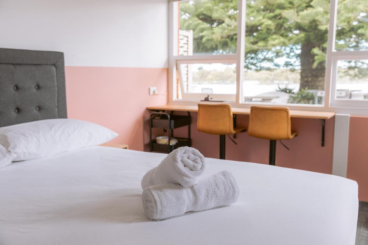 Black Swan Waterfront Motel (Adults Only) Swansea Exteriér fotografie