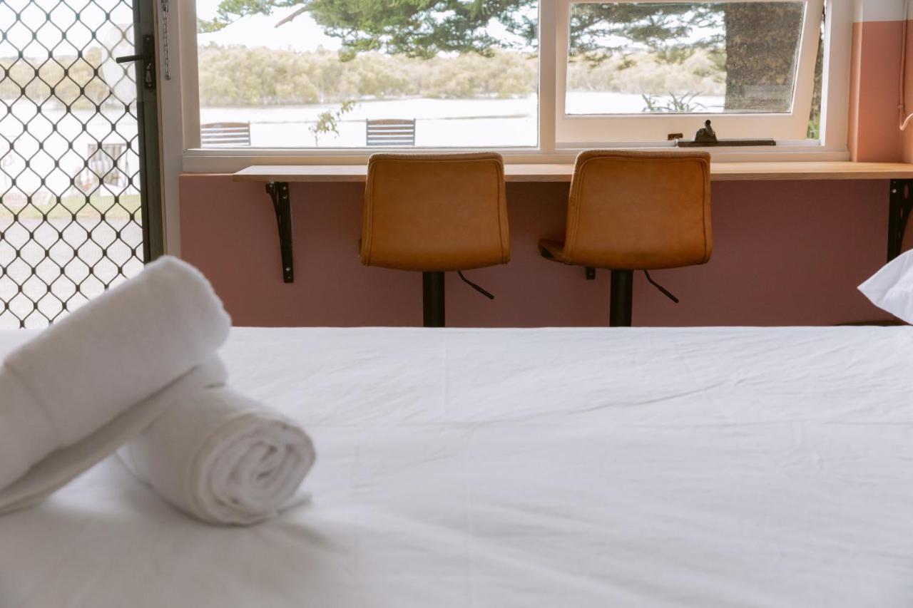 Black Swan Waterfront Motel (Adults Only) Swansea Exteriér fotografie